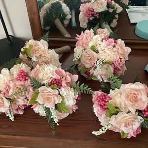 Bridesmaid bouquets. Blush colored. 4 that are the same size, 1 that is larger.